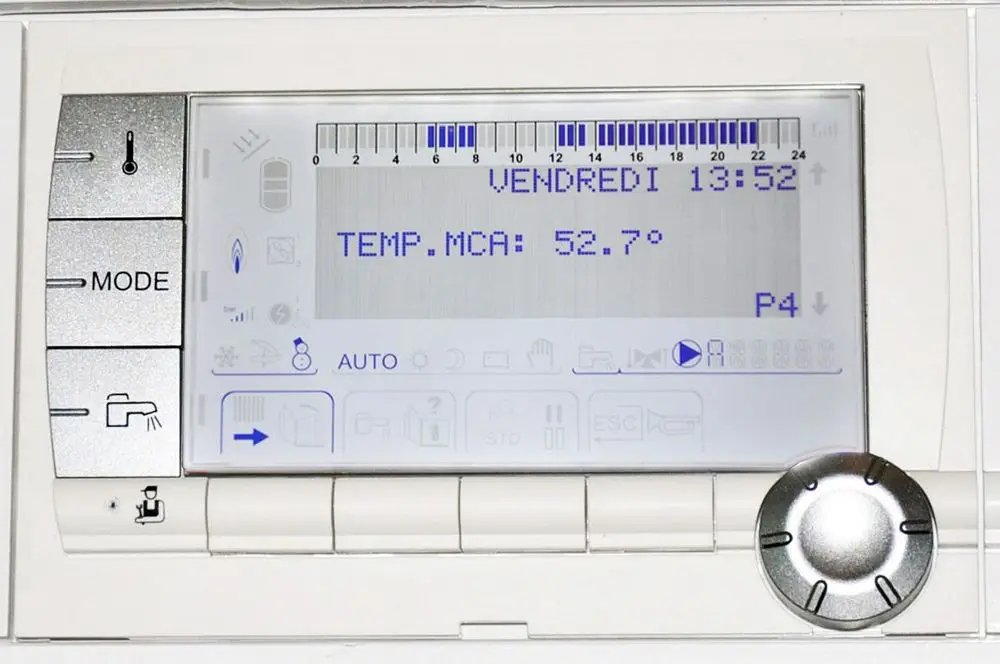 Weißes digitales Bedienfeld von Remeha mit Display, das Temperatur und Uhrzeit anzeigt, sowie Bedienelementen zur Steuerung des Systems.